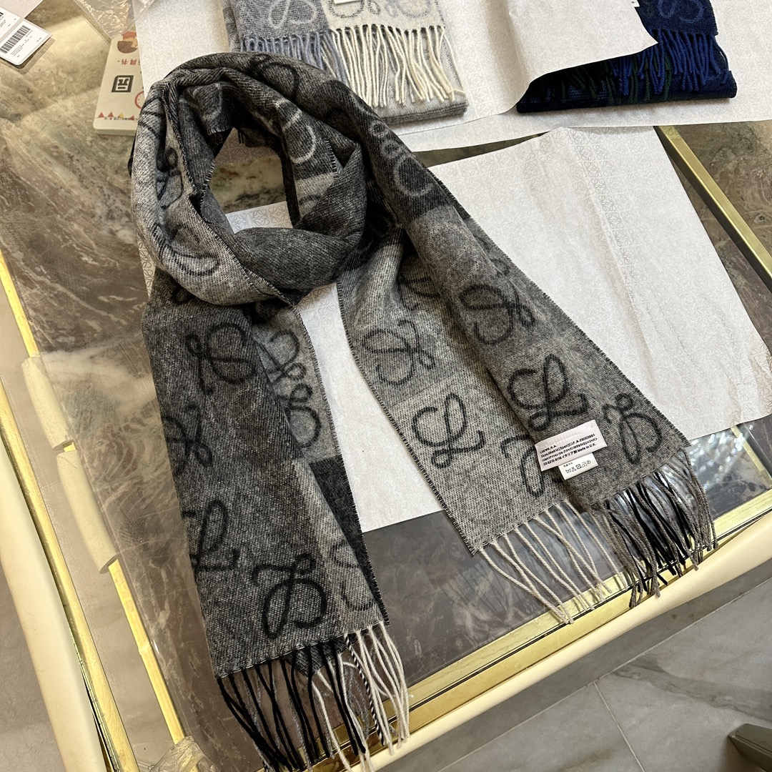💟罗意威LOEWE最火围巾，冷色系围巾，男女同款，一个深咖冷热系，一个温柔奶茶系，冰川蓝，孔雀蓝绿色，灰