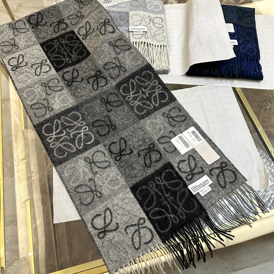 💟罗意威LOEWE最火围巾，冷色系围巾，男女同款，一个深咖冷热系，一个温柔奶茶系，冰川蓝，孔雀蓝绿色，灰