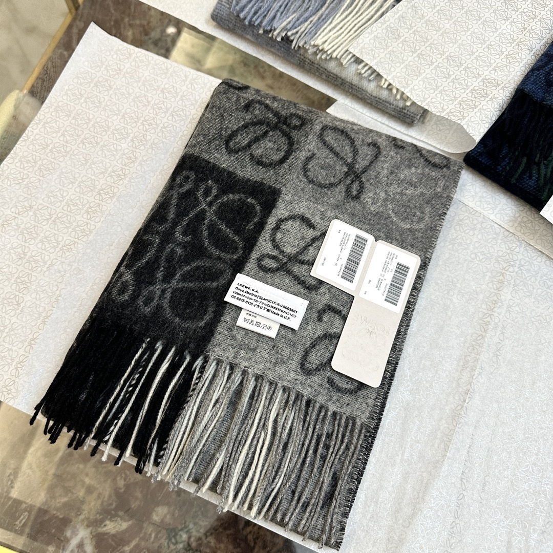 💟罗意威LOEWE最火围巾，冷色系围巾，男女同款，一个深咖冷热系，一个温柔奶茶系，冰川蓝，孔雀蓝绿色，灰