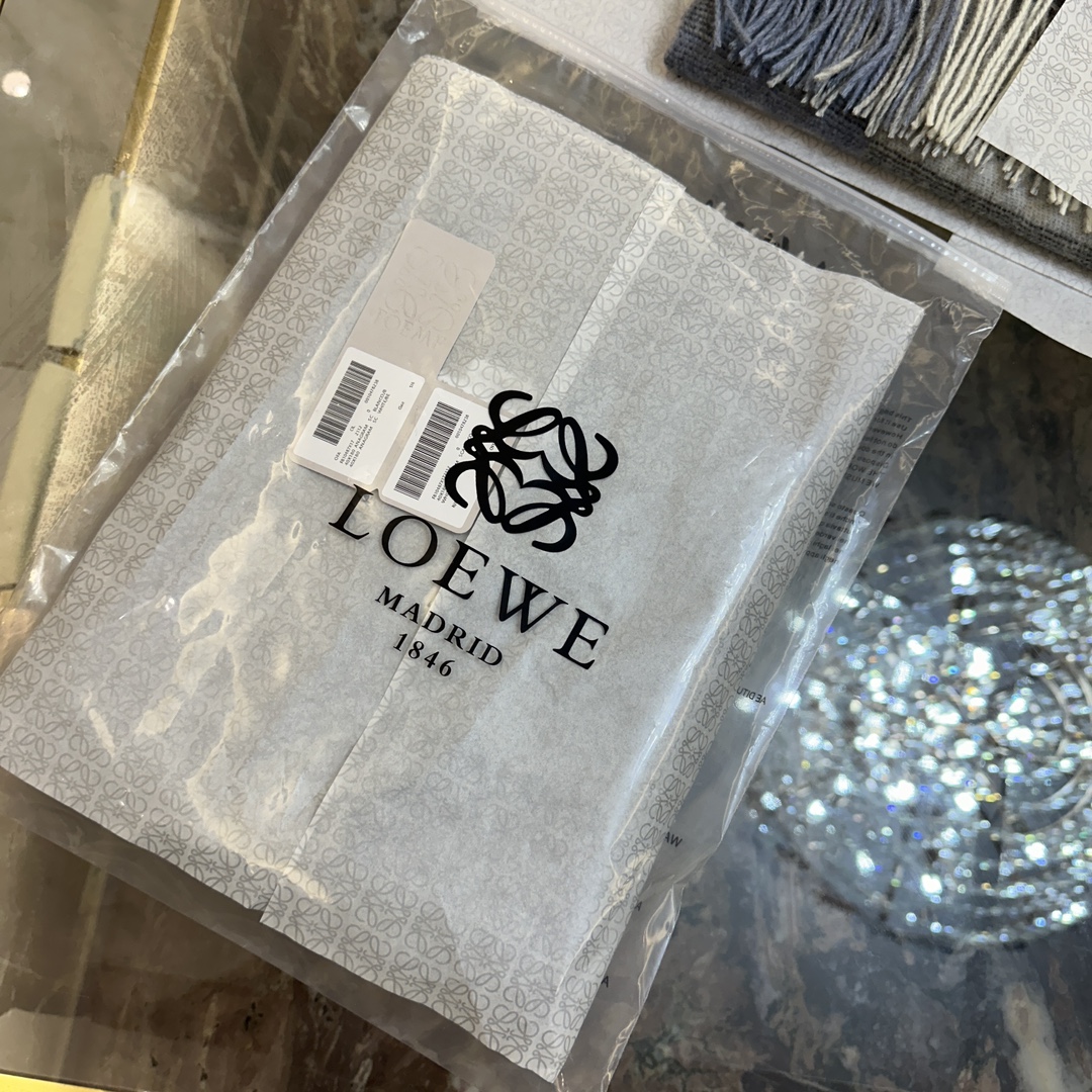 💟罗意威LOEWE最火围巾，冷色系围巾，男女同款，一个深咖冷热系，一个温柔奶茶系，冰川蓝，孔雀蓝绿色，灰