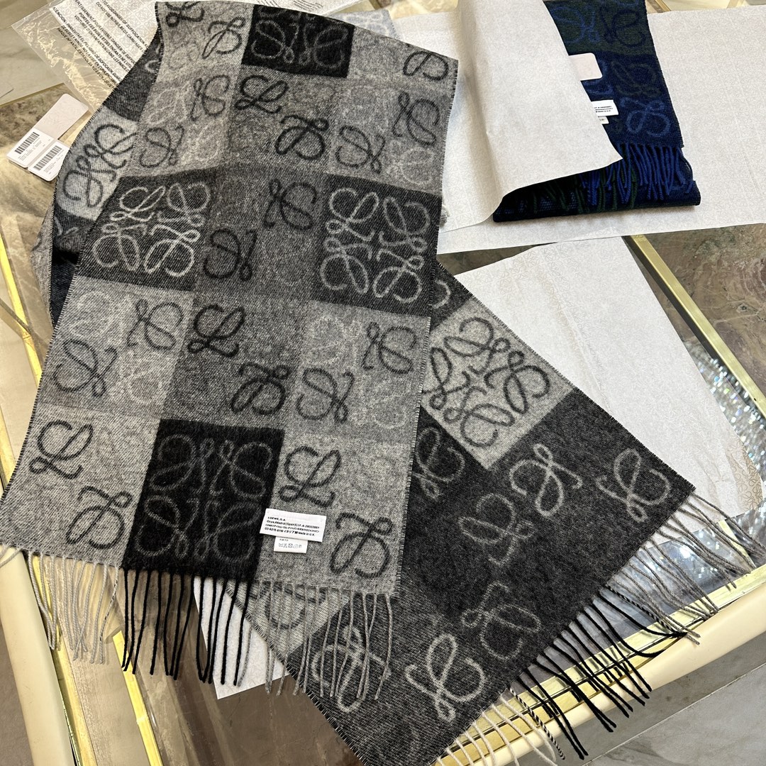 💟罗意威LOEWE最火围巾，冷色系围巾，男女同款，一个深咖冷热系，一个温柔奶茶系，冰川蓝，孔雀蓝绿色，灰