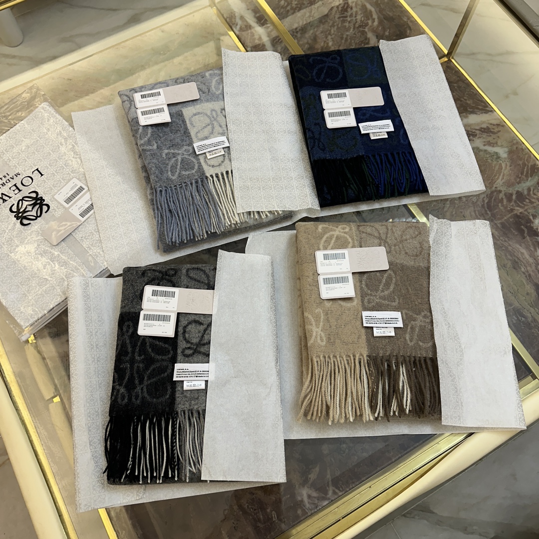 💟罗意威LOEWE最火围巾，冷色系围巾，男女同款，一个深咖冷热系，一个温柔奶茶系，冰川蓝，孔雀蓝绿色，灰