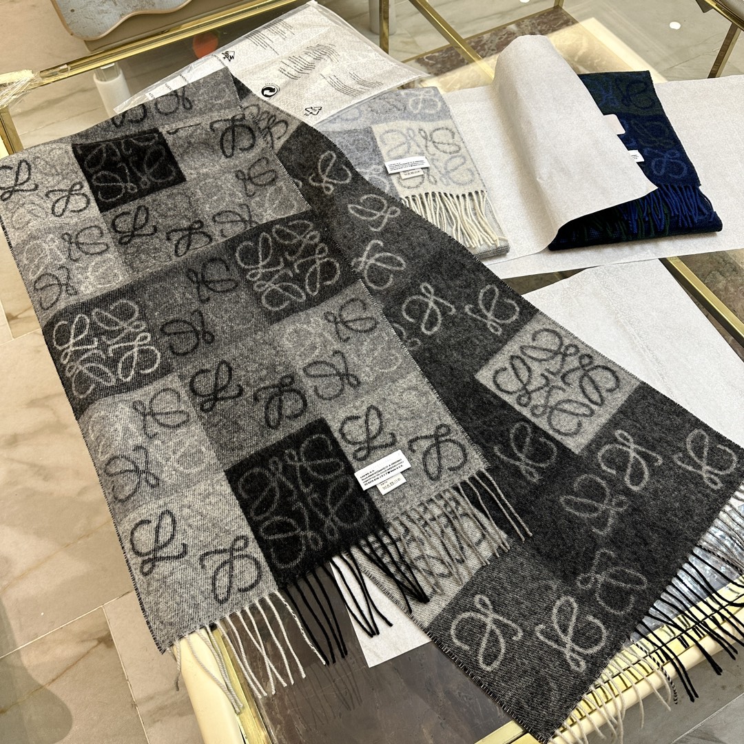 💟罗意威LOEWE最火围巾，冷色系围巾，男女同款，一个深咖冷热系，一个温柔奶茶系，冰川蓝，孔雀蓝绿色，灰