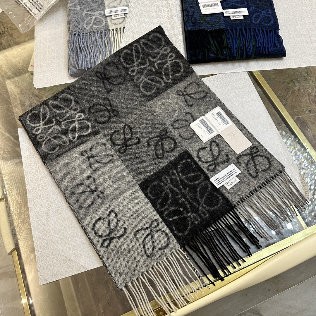 💟罗意威LOEWE最火围巾，冷色系围巾，男女同款，一个深咖冷热系，一个温柔奶茶系，冰川蓝，孔雀蓝绿色，灰