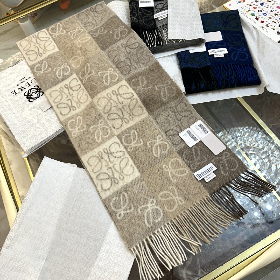 💟罗意威LOEWE最火围巾，冷色系围巾，男女同款，一个深咖冷热系，一个温柔奶茶系，冰川蓝，孔雀蓝绿色，灰