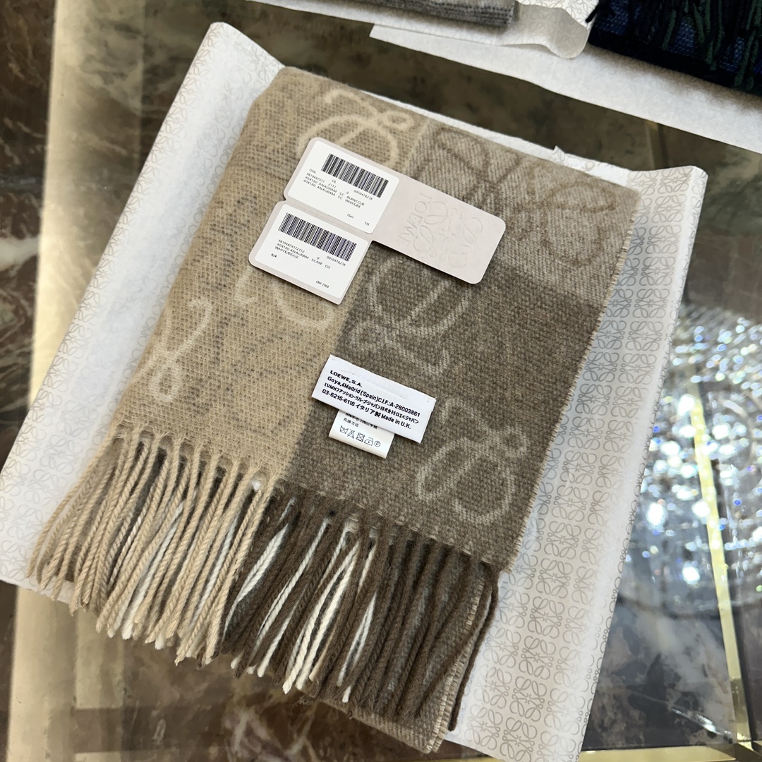 💟罗意威LOEWE最火围巾，冷色系围巾，男女同款，一个深咖冷热系，一个温柔奶茶系，冰川蓝，孔雀蓝绿色，灰