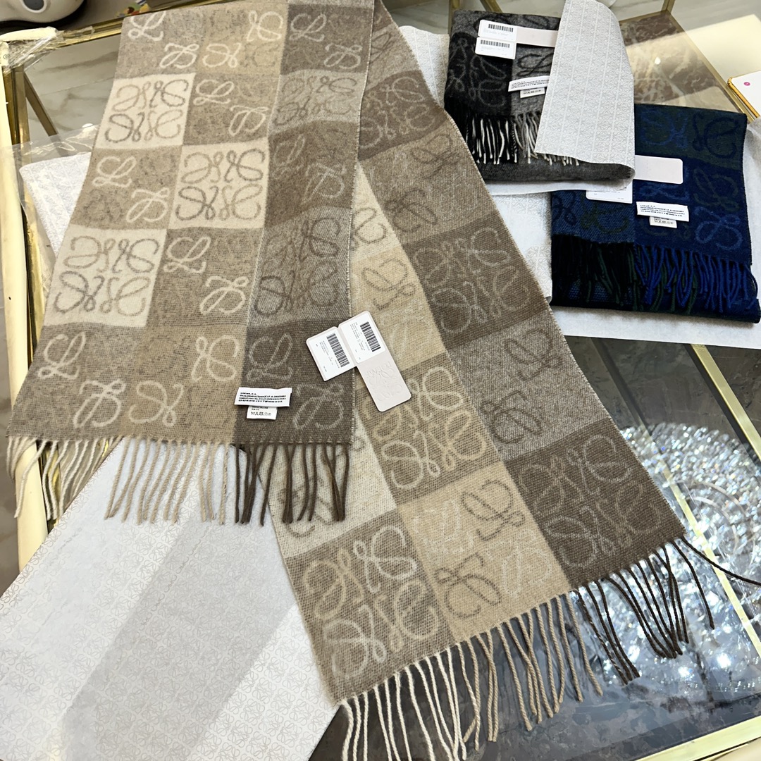 💟罗意威LOEWE最火围巾，冷色系围巾，男女同款，一个深咖冷热系，一个温柔奶茶系，冰川蓝，孔雀蓝绿色，灰