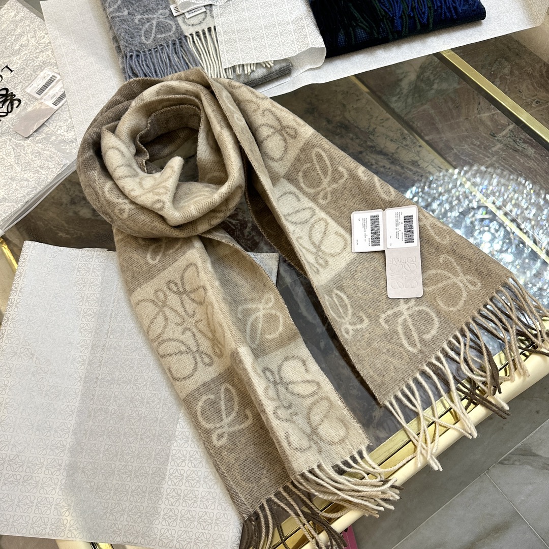 💟罗意威LOEWE最火围巾，冷色系围巾，男女同款，一个深咖冷热系，一个温柔奶茶系，冰川蓝，孔雀蓝绿色，灰