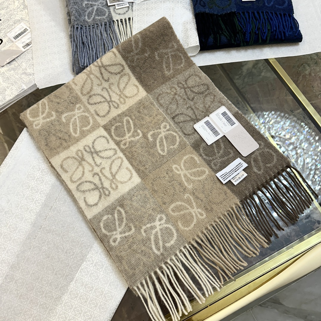 💟罗意威LOEWE最火围巾，冷色系围巾，男女同款，一个深咖冷热系，一个温柔奶茶系，冰川蓝，孔雀蓝绿色，灰