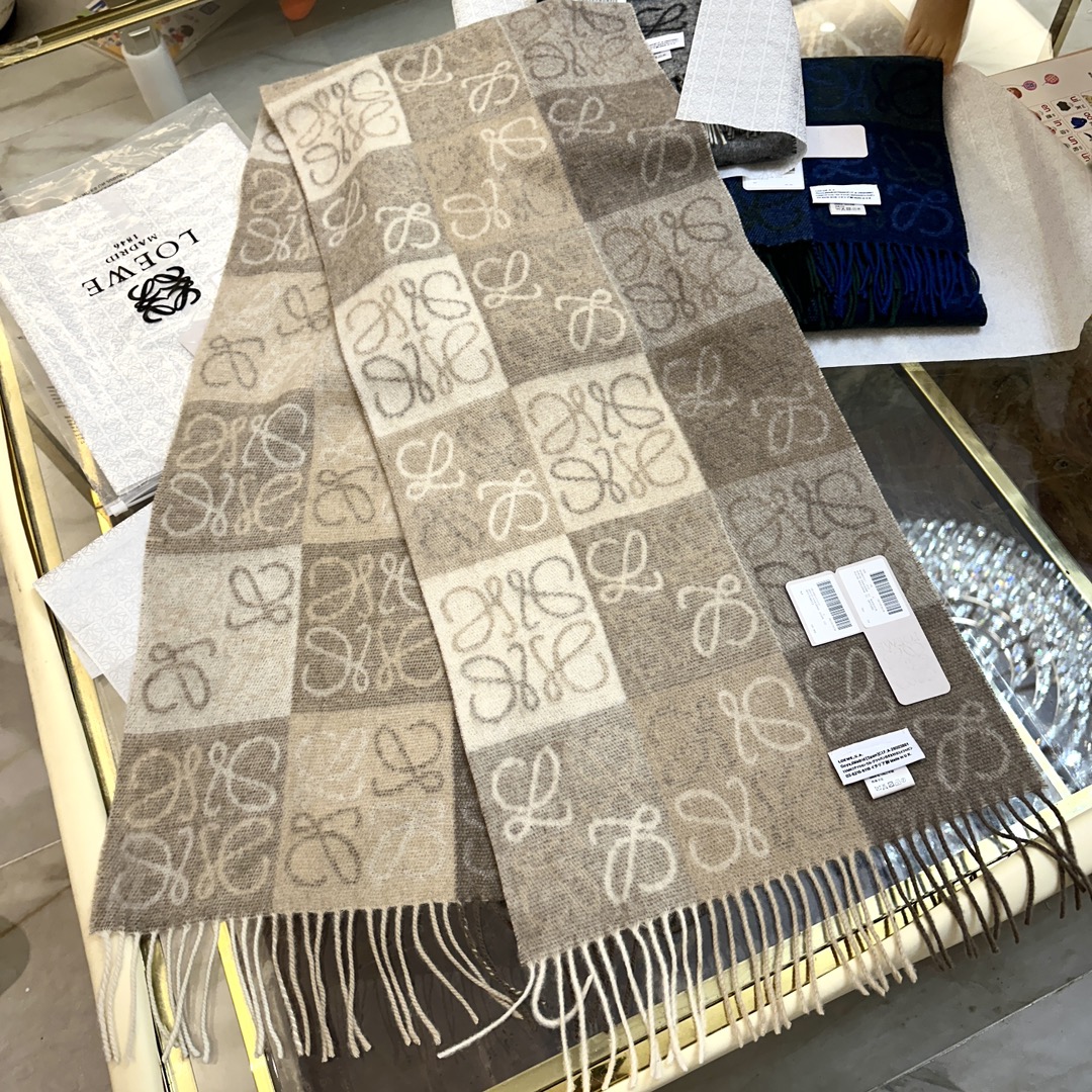 💟罗意威LOEWE最火围巾，冷色系围巾，男女同款，一个深咖冷热系，一个温柔奶茶系，冰川蓝，孔雀蓝绿色，灰