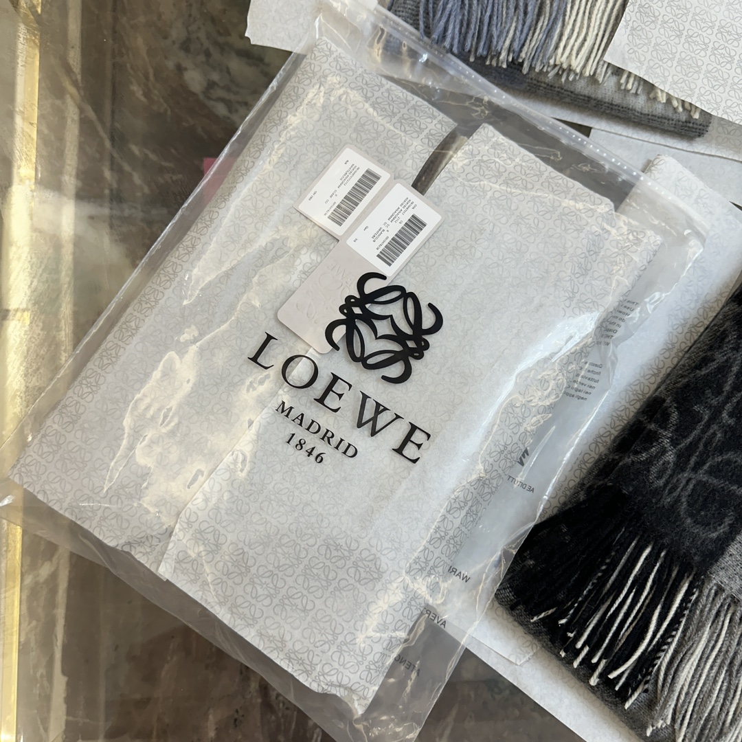 💟罗意威LOEWE最火围巾，冷色系围巾，男女同款，一个深咖冷热系，一个温柔奶茶系，冰川蓝，孔雀蓝绿色，灰
