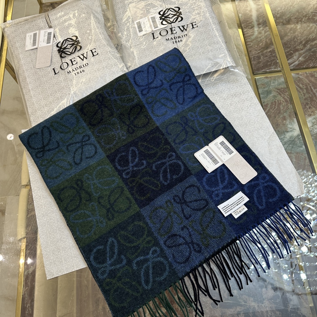 💟罗意威LOEWE最火围巾，冷色系围巾，男女同款，一个深咖冷热系，一个温柔奶茶系，冰川蓝，孔雀蓝绿色，灰