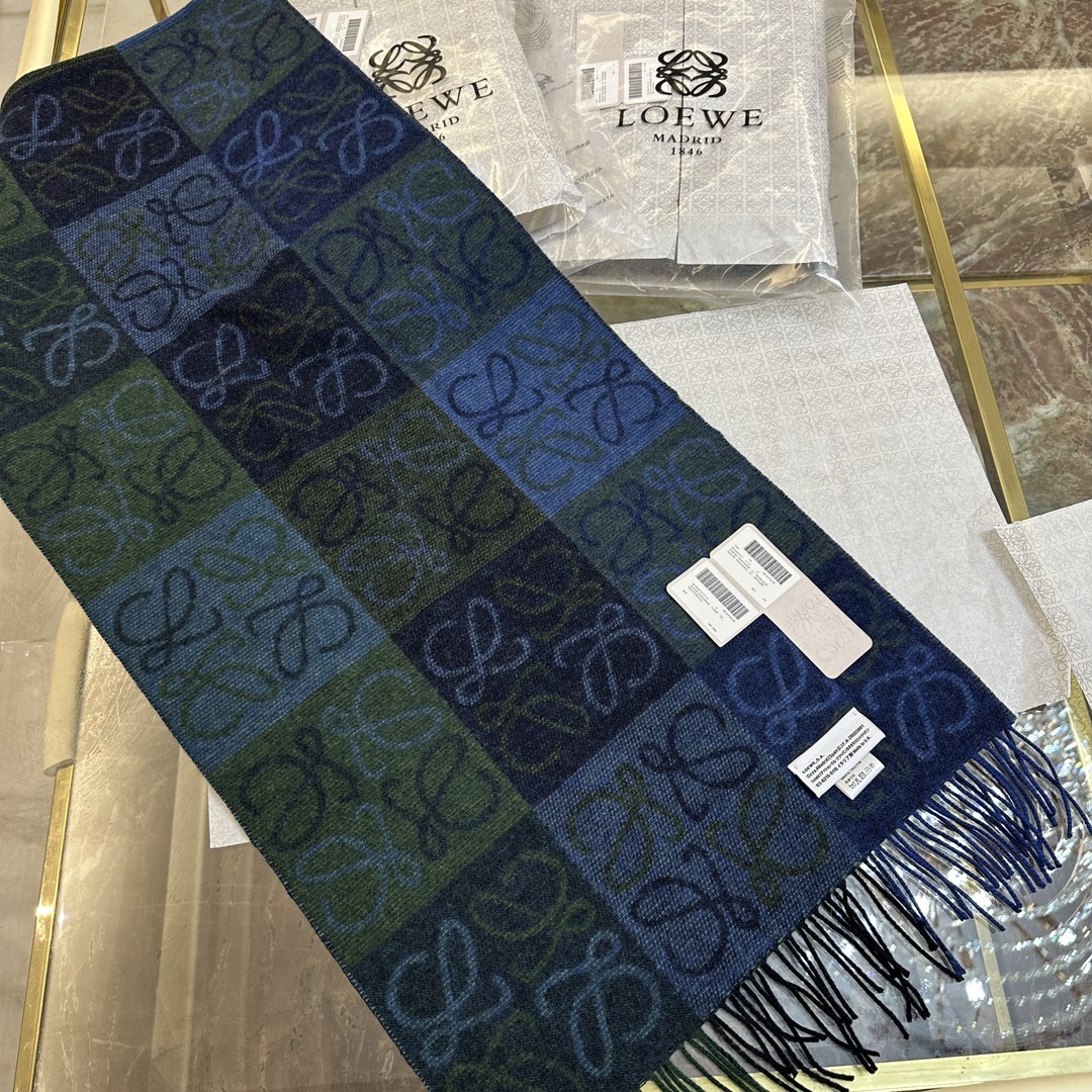 💟罗意威LOEWE最火围巾，冷色系围巾，男女同款，一个深咖冷热系，一个温柔奶茶系，冰川蓝，孔雀蓝绿色，灰