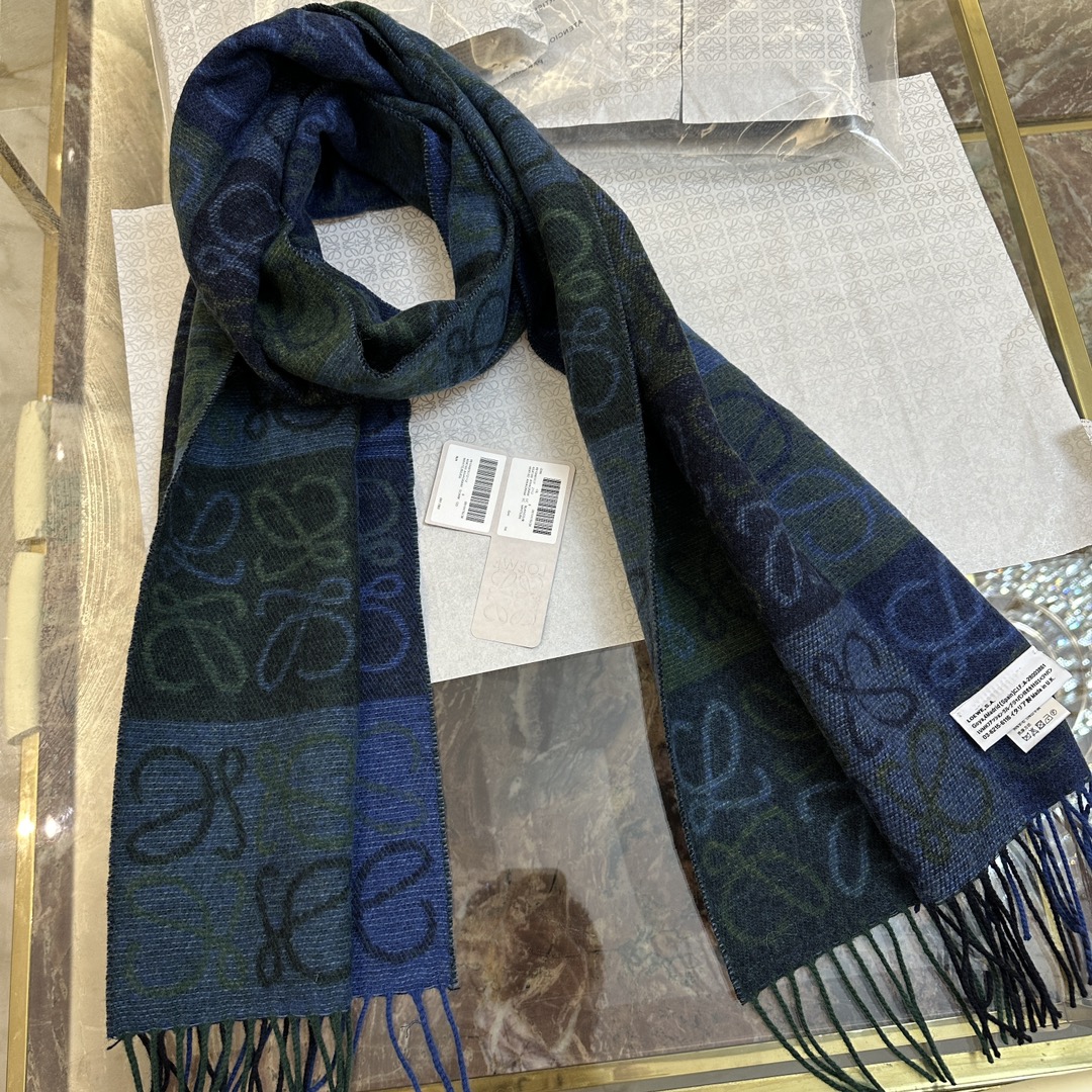 💟罗意威LOEWE最火围巾，冷色系围巾，男女同款，一个深咖冷热系，一个温柔奶茶系，冰川蓝，孔雀蓝绿色，灰