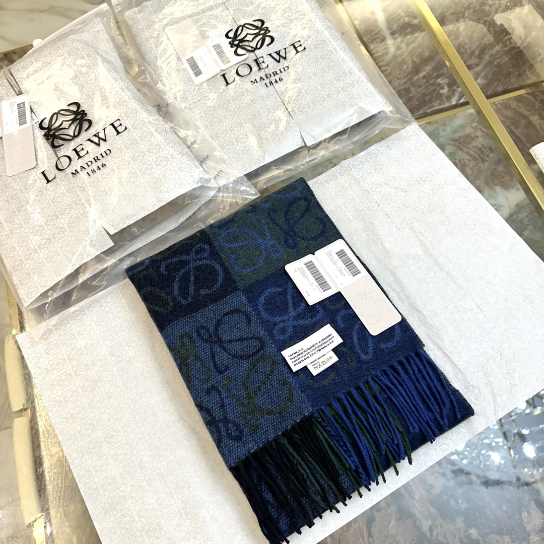 💟罗意威LOEWE最火围巾，冷色系围巾，男女同款，一个深咖冷热系，一个温柔奶茶系，冰川蓝，孔雀蓝绿色，灰