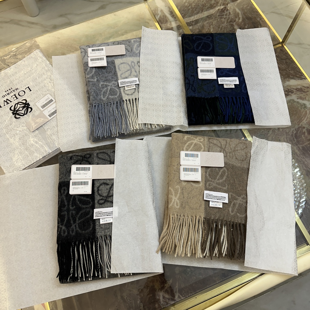 💟罗意威LOEWE最火围巾，冷色系围巾，男女同款，一个深咖冷热系，一个温柔奶茶系，冰川蓝，孔雀蓝绿色，灰