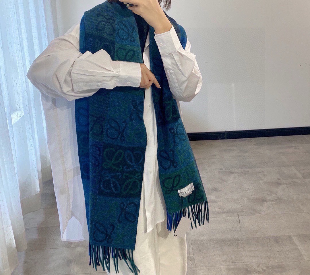 💟罗意威LOEWE最火围巾，冷色系围巾，男女同款，一个深咖冷热系，一个温柔奶茶系，冰川蓝，孔雀蓝绿色，灰