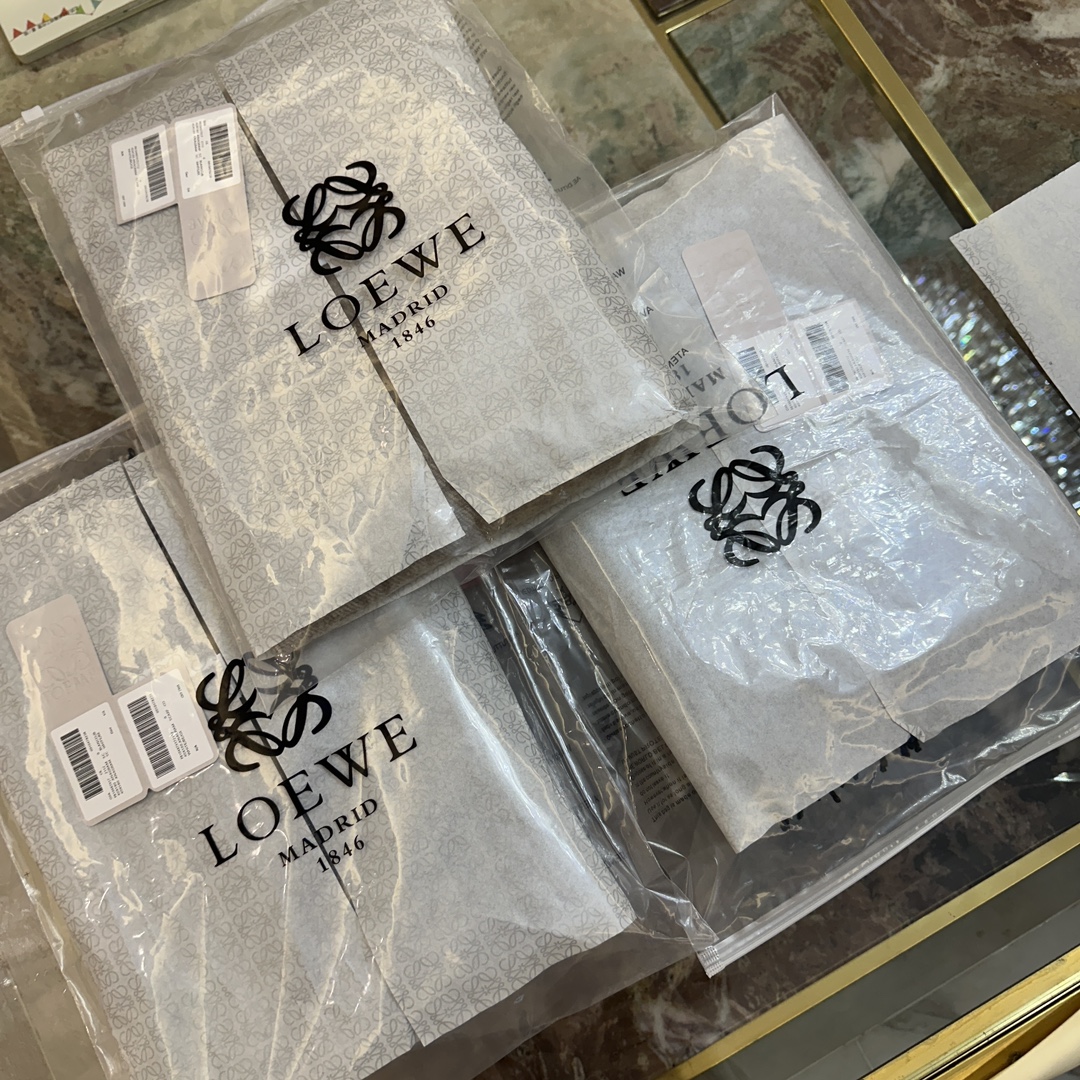 💟罗意威LOEWE最火围巾，冷色系围巾，男女同款，一个深咖冷热系，一个温柔奶茶系，冰川蓝，孔雀蓝绿色，灰