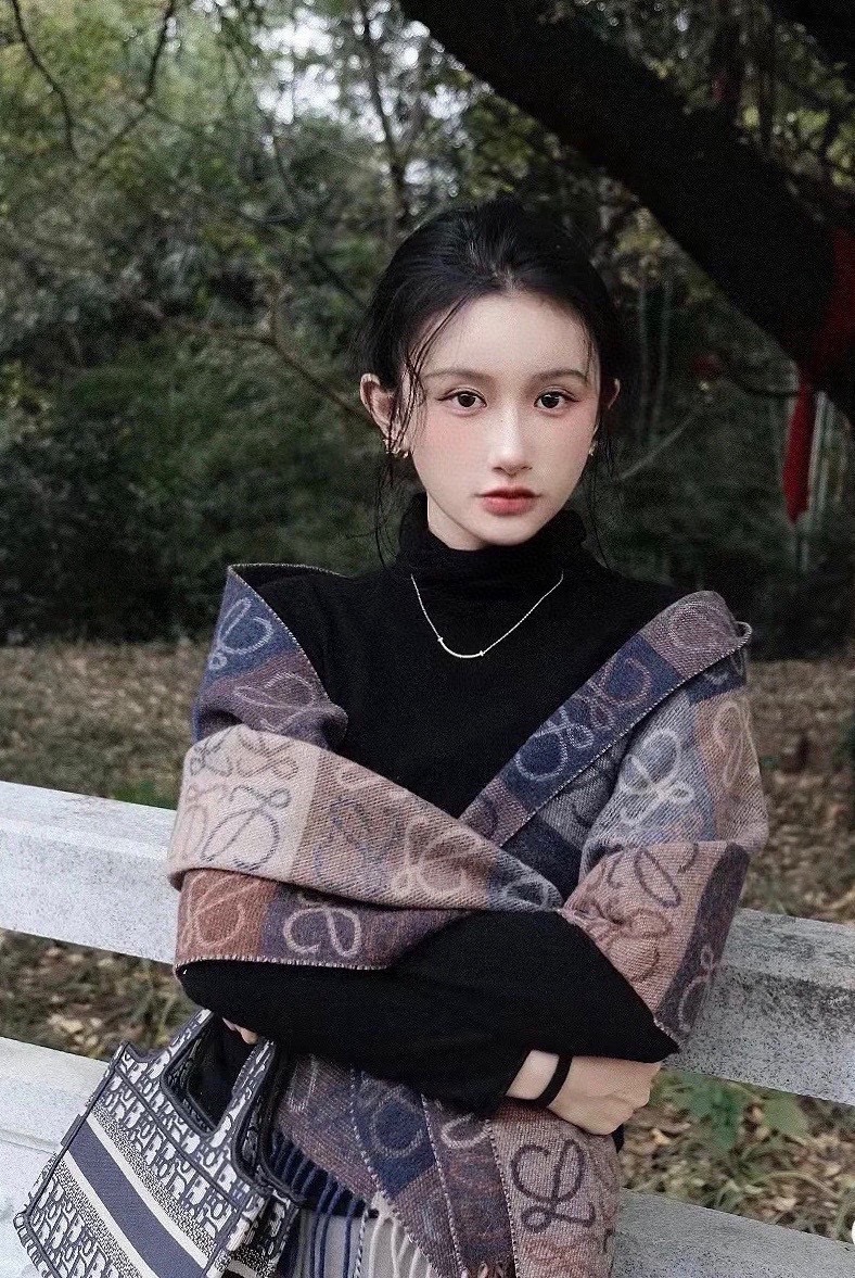 💟罗意威LOEWE最火围巾，冷色系围巾，男女同款，一个深咖冷热系，一个温柔奶茶系，冰川蓝，孔雀蓝绿色，灰