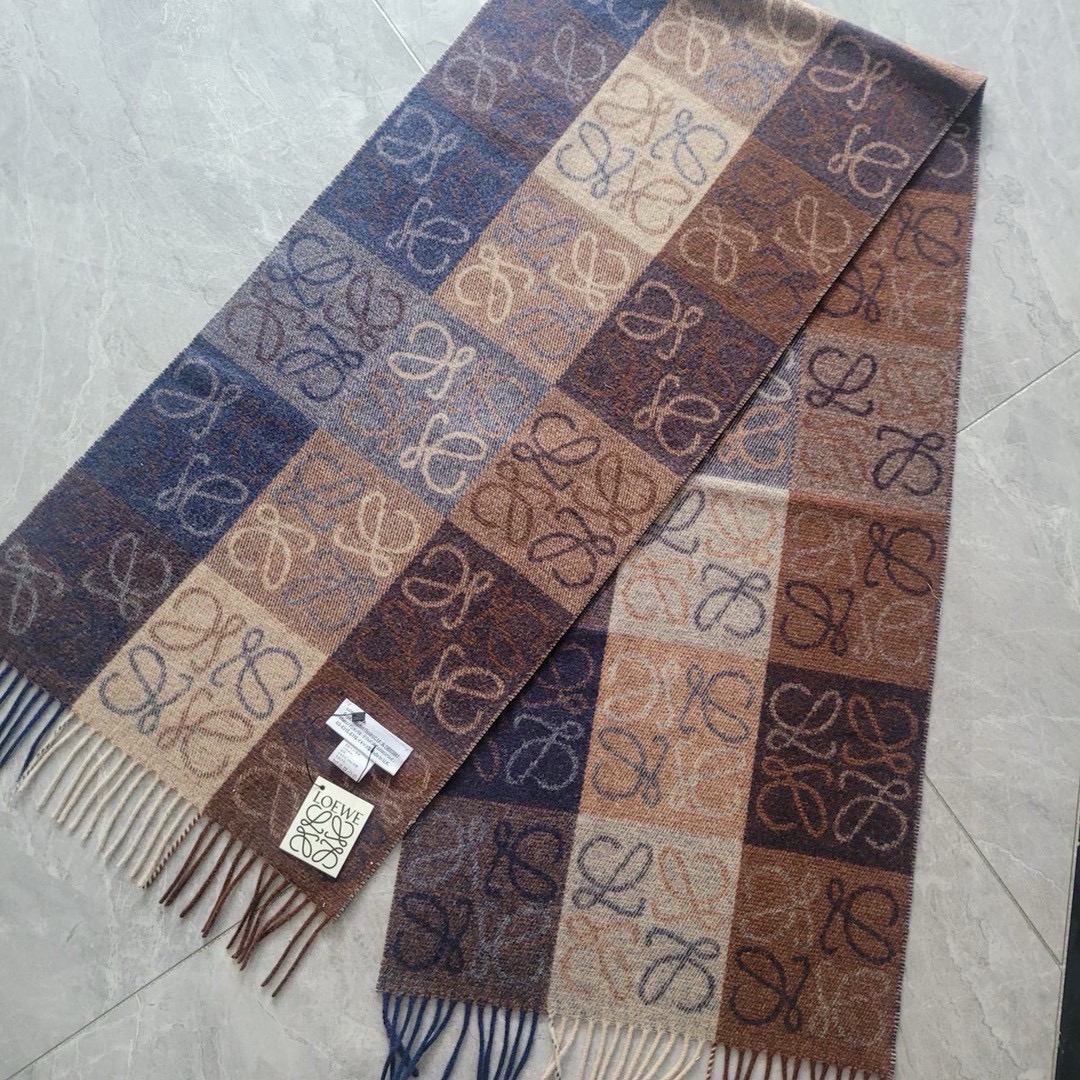 💟罗意威LOEWE最火围巾，冷色系围巾，男女同款，一个深咖冷热系，一个温柔奶茶系，冰川蓝，孔雀蓝绿色，灰