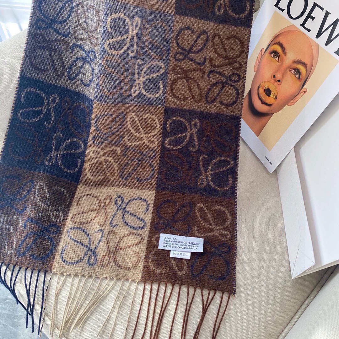 💟罗意威LOEWE最火围巾，冷色系围巾，男女同款，一个深咖冷热系，一个温柔奶茶系，冰川蓝，孔雀蓝绿色，灰
