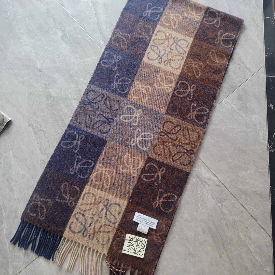 💟罗意威LOEWE最火围巾，冷色系围巾，男女同款，一个深咖冷热系，一个温柔奶茶系，冰川蓝，孔雀蓝绿色，灰