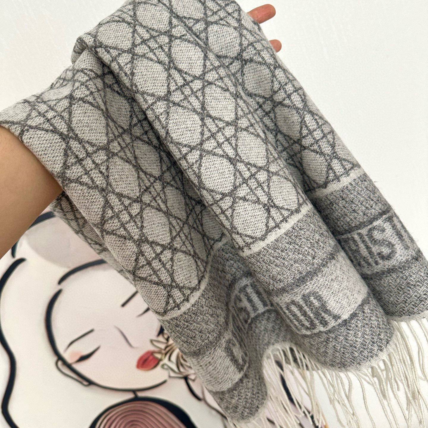 💟2025年CD新款菱格银丝羊绒双面提花大披肩‼️Blingbling 的银光闪闪，柔软亲肤，凭实力火出