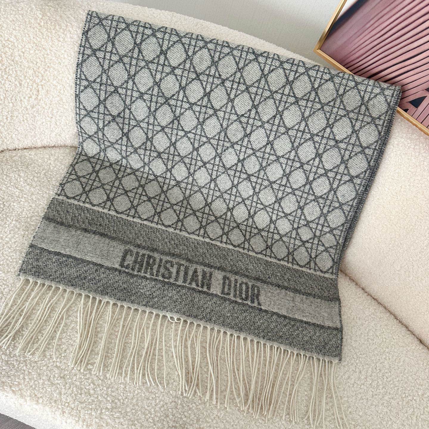 💟2025年CD新款菱格银丝羊绒双面提花大披肩‼️Blingbling 的银光闪闪，柔软亲肤，凭实力火出