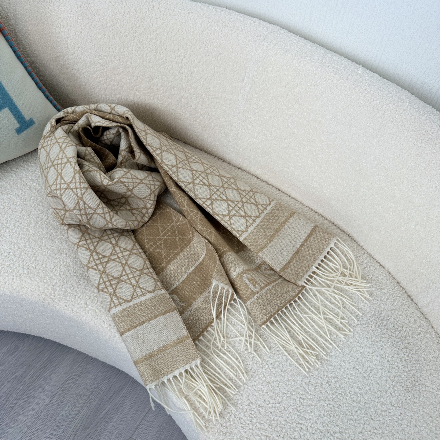 💟2025年秋冬新款CD新款菱格银丝羊绒双面提花大披肩‼️Blingbling 的银光闪闪，柔软亲肤，凭