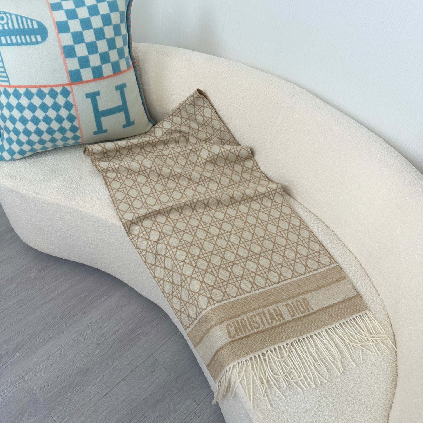 💟2025年秋冬新款CD新款菱格银丝羊绒双面提花大披肩‼️Blingbling 的银光闪闪，柔软亲肤，凭