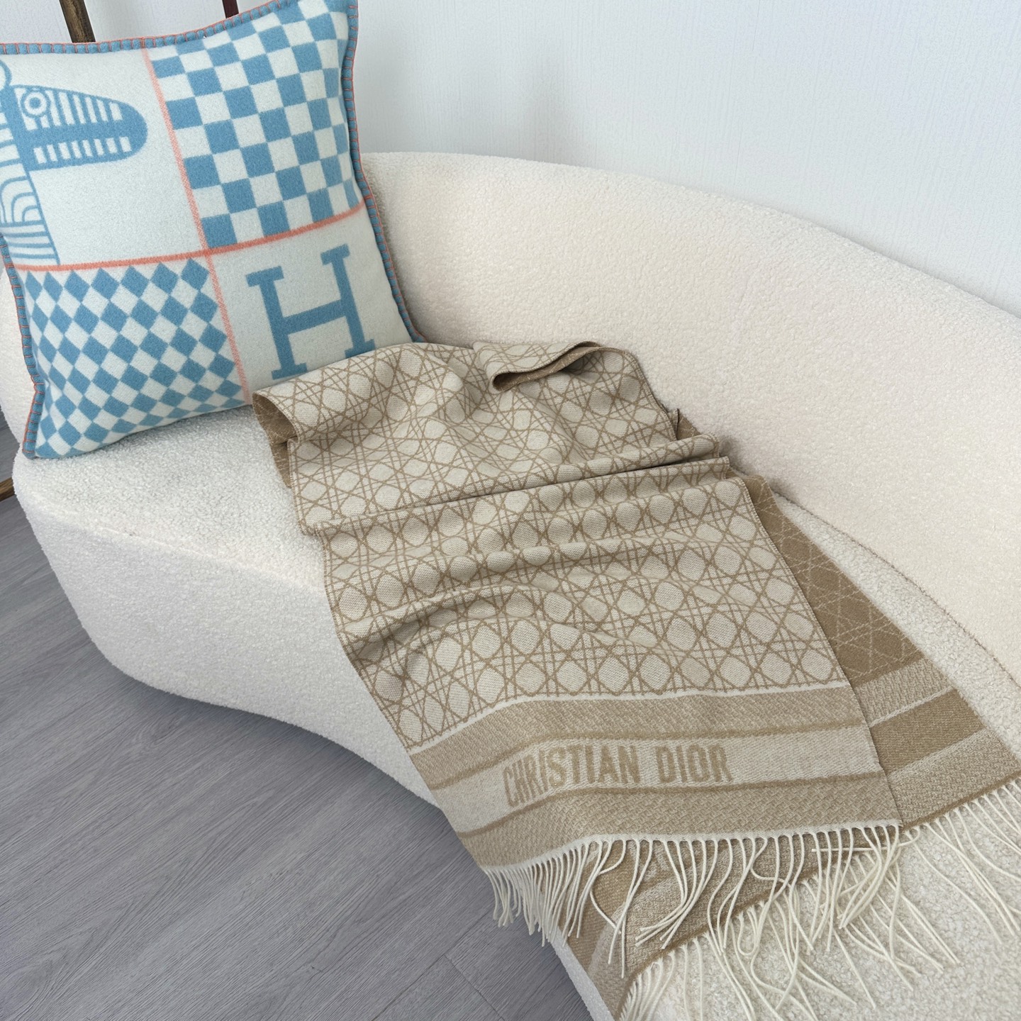 💟2025年秋冬新款CD新款菱格银丝羊绒双面提花大披肩‼️Blingbling 的银光闪闪，柔软亲肤，凭