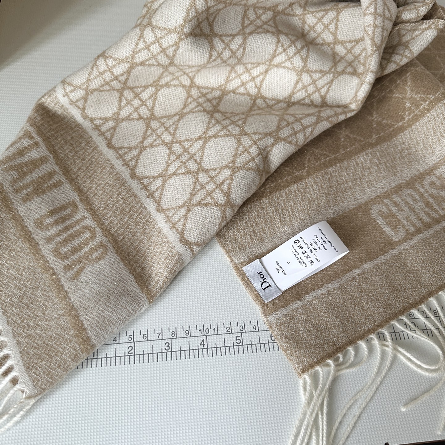 💟2025年秋冬新款CD新款菱格银丝羊绒双面提花大披肩‼️Blingbling 的银光闪闪，柔软亲肤，凭