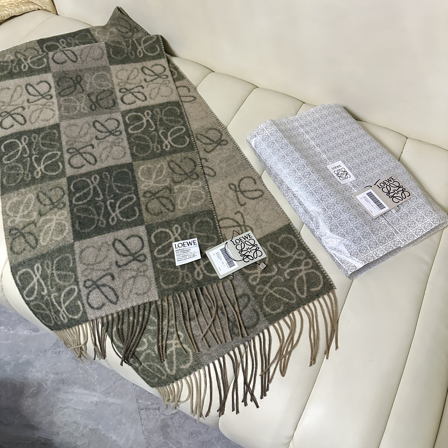 💟爆款罗意威LOEWE最火围巾，冷色系围巾，男女同款，一个深咖冷热系，一个温柔奶茶系，冰川蓝，孔雀蓝绿色