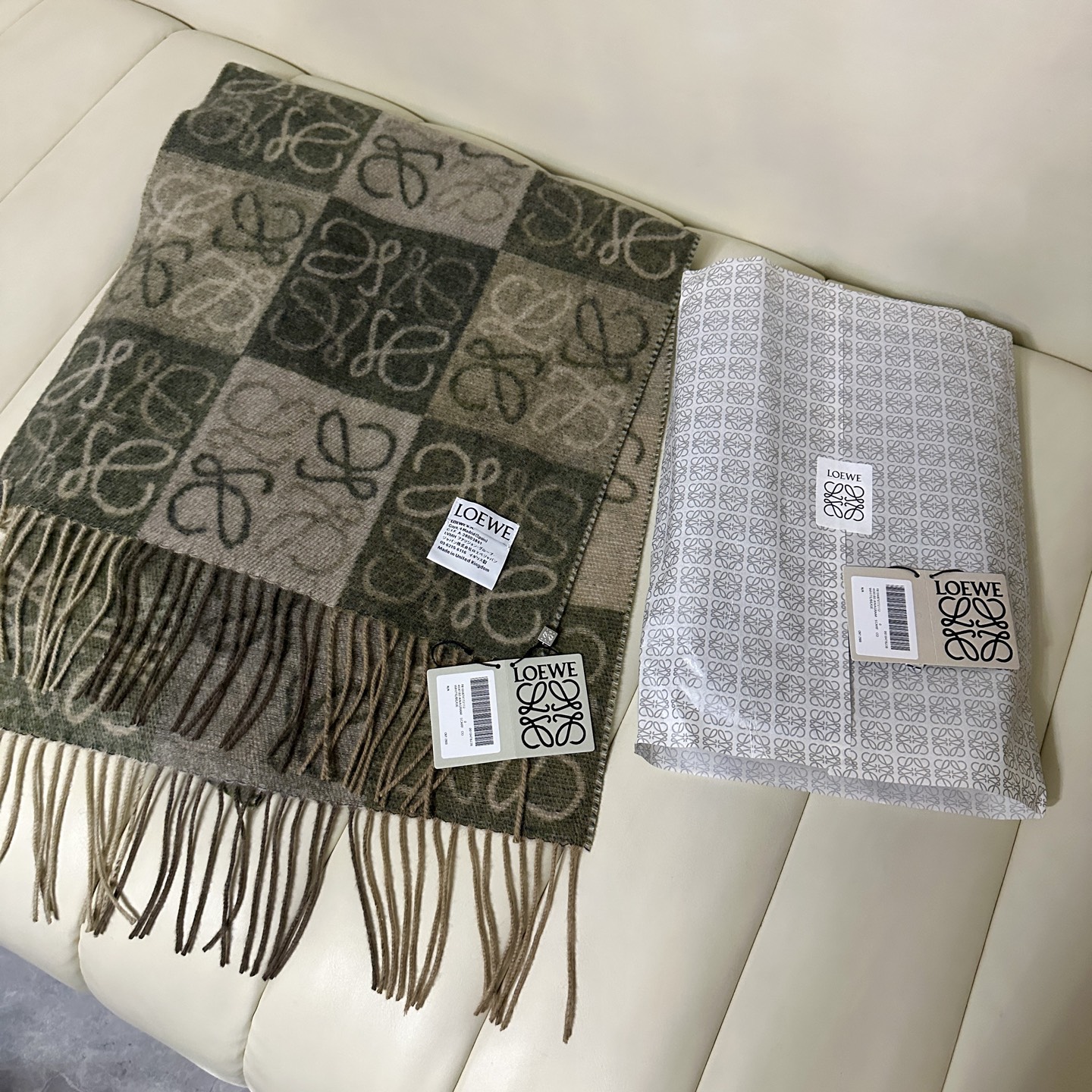 💟爆款罗意威LOEWE最火围巾，冷色系围巾，男女同款，一个深咖冷热系，一个温柔奶茶系，冰川蓝，孔雀蓝绿色