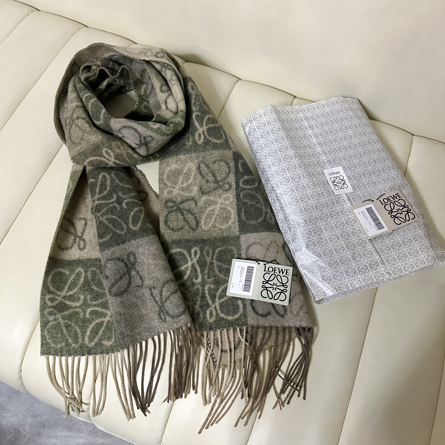 💟爆款罗意威LOEWE最火围巾，冷色系围巾，男女同款，一个深咖冷热系，一个温柔奶茶系，冰川蓝，孔雀蓝绿色