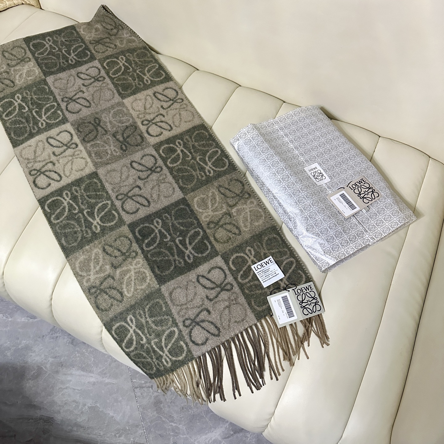💟爆款罗意威LOEWE最火围巾，冷色系围巾，男女同款，一个深咖冷热系，一个温柔奶茶系，冰川蓝，孔雀蓝绿色