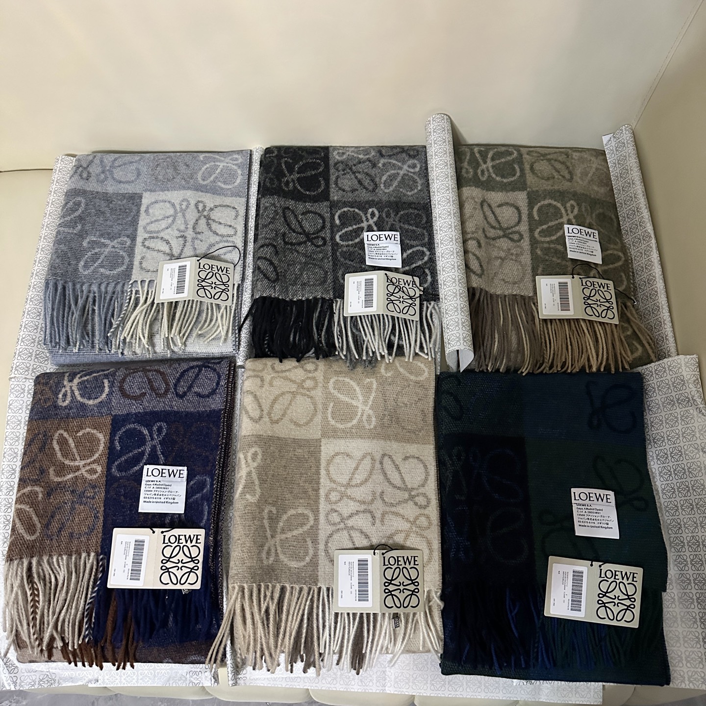 💟爆款罗意威LOEWE最火围巾，冷色系围巾，男女同款，一个深咖冷热系，一个温柔奶茶系，冰川蓝，孔雀蓝绿色
