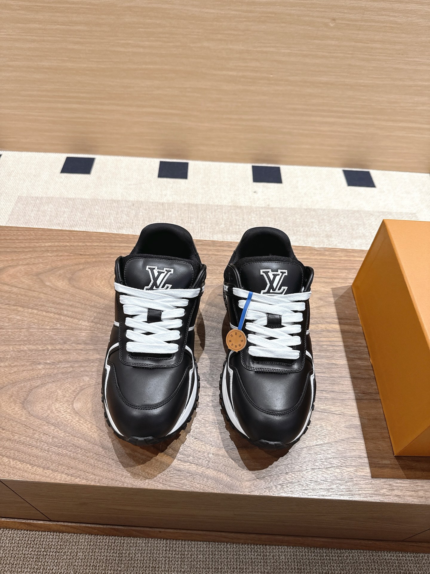 NO:345980,Real price will not be given any profit!  Luxury packaging with airplane box The latest Run Away Maxi series fat couples thick sole casual sneakers Original purchase and development Run Away Maxi sneakers debuted in the early autumn series of 2025, continuing the iconic design of Run Away sneakers with large versions. The smooth cowhide upper is integrated with contrasting letters and Vuitton logo, and the light rubber wedge outsole citing the exquisite packaging for running shoes configuration ·Fabric: Original custom imported head layer cowhide inner lining: Original custom breathable net ·Outsole: Original open mold TPU combination sole ·Sole thickness: 3.5CM Size 35-45 (45 customization), Sneakers, cowhide19860909实价不让利！豪华包装配飞机盒 最新Run Away Maxi系列胖丁情侣款厚底 休闲 运动鞋 原版购入开发做货Run Away Maxi运动鞋初次亮相于 2025 早秋系列,以大号版本延续Run Away 运动鞋的标志性设计.光滑牛皮革鞋面融入撞色字母和 Vuitton 标识,轻盈橡胶坡跟外底援引跑鞋构型配送精美包装 ·面料:原版定制进口头层牛皮内里:原版定制透气网里 ·大底:原版开模TPU组合大底·底厚:3.5CM 码数35-45（45定制）,,sneakers,cowhide,Men's shoes