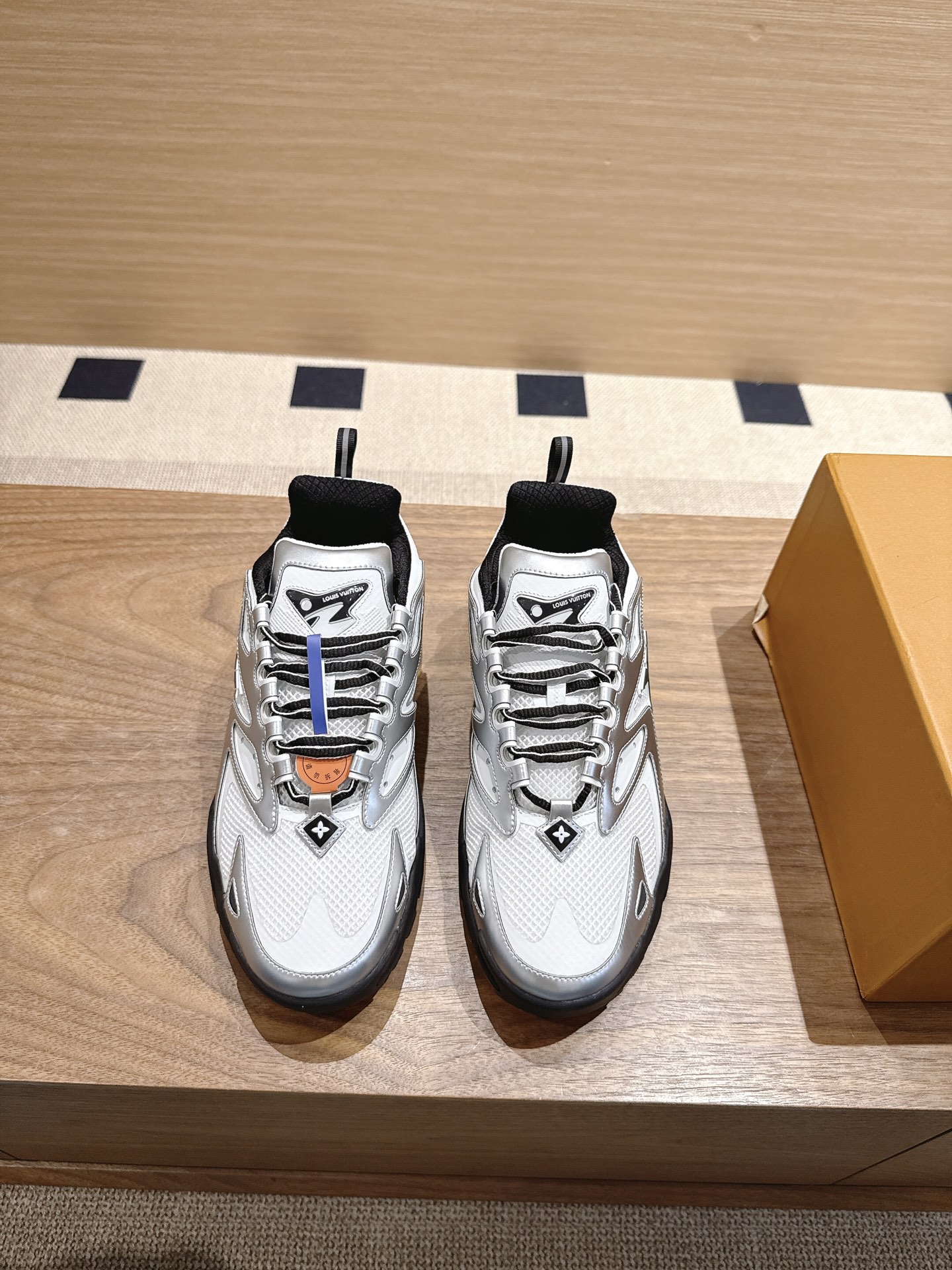 NO:345939,Real price does not make any profit. Purchase level LV RUNNER TATIC sneakers Originally developed 1.1 After six months of debugging, perfect replica - high cost - 1. The upper is 1:1 eight-layer combination, and the cost is far from comparable to ordinary versions. 2. The single high-circuit wave process is pressed 22 times. 3. The process is far more than the ordinary version of the market, very complex, and there is no way to compare the ordinary version of the market. The upper material is the same as the original, matte leather, environmentally friendly mesh cloth, and adding process Original 1:1 special custom material foot pad private mold 1.1 development Original private mold development combination of the sole 39-44. Special code 38/45/46 customized ■Sole: Original open mold two-color T combination sole·sole thickness: 5CM Size: 38-45 (38.45.46 customized),,louis vuitton,sneakers19860909实价不让利.代购级别 LV RUNNER TATIC运动鞋 原本开发1.1 经历长达半年调试,完美复刻 ——高造价—— 一、鞋面1:1八层组合,造价远非普通版本可比. 二、就单高周波工艺压22次. 三、工艺远远超过市场普通版本,非常复杂,市场普通版本没有办法比较 鞋面材料跟原本一致,磨砂皮、环保网布、加工艺 原版1:1特殊定制材料 垫脚私模1.1开发 原本私模开发组合大底 码数39-44. 特殊码数38/45/46定制 ■鞋底:原版开模双色T组合底·底厚:5CM 码数: 38-45(38.45.46定制),,louis vuitton,sneakers,Men's shoes