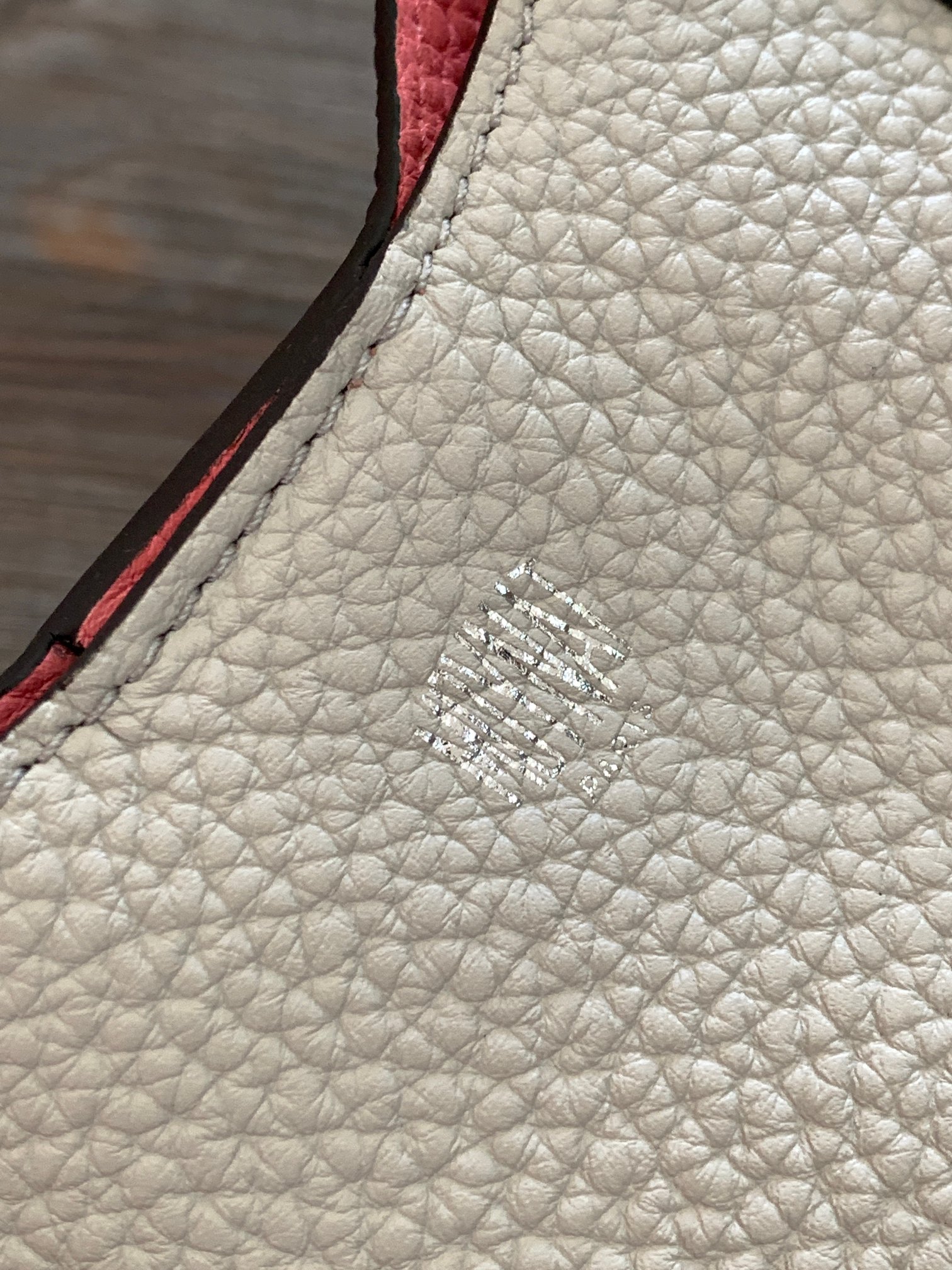 Goyard 的 Duo Tote 手袋缩小尺寸，轻巧随行。 MOYNAT 摩奈 菜篮子 编码：MY-010