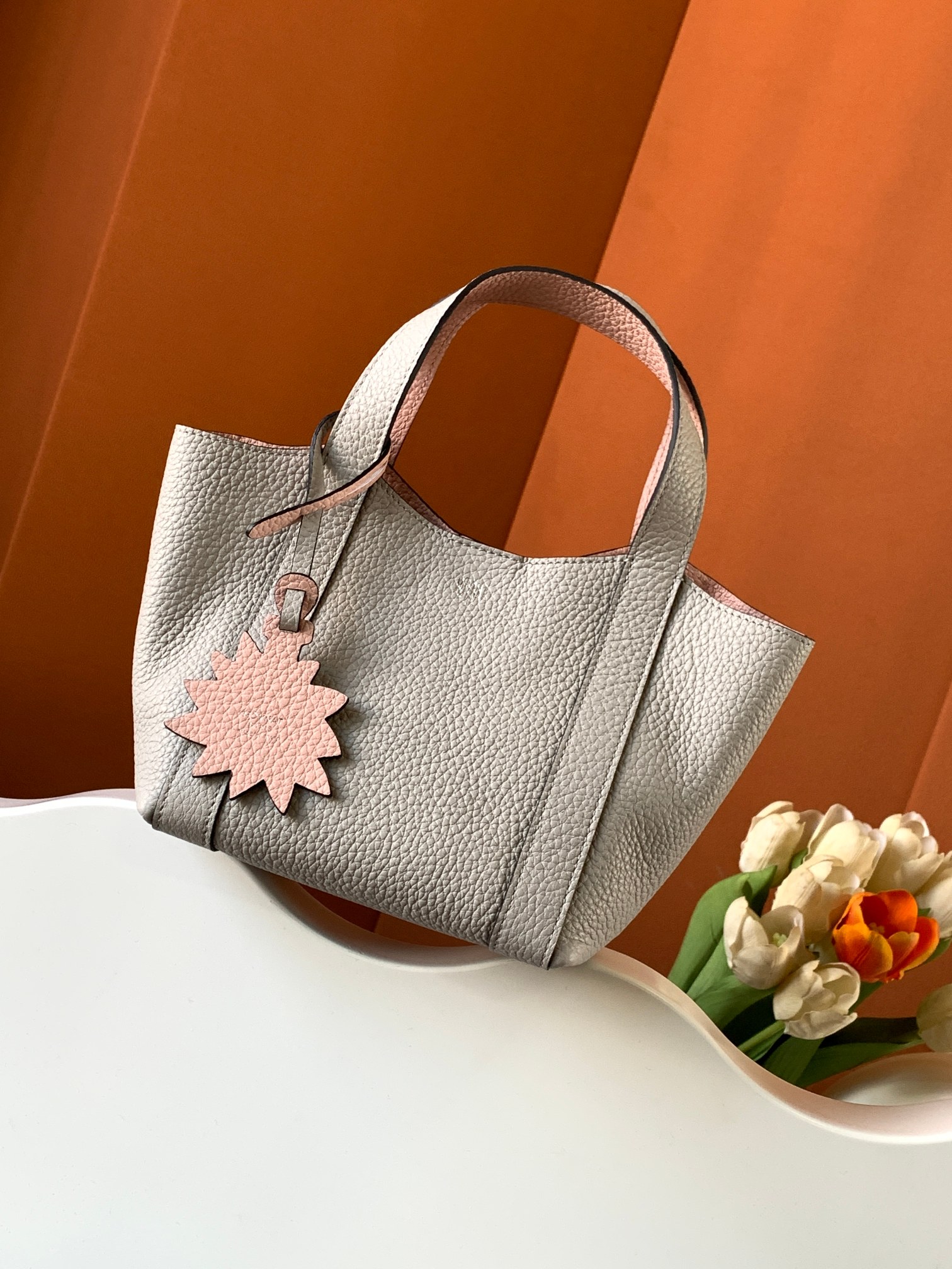 Goyard 的 Duo Tote 手袋缩小尺寸，轻巧随行。 MOYNAT 摩奈 菜篮子 编码：MY-010