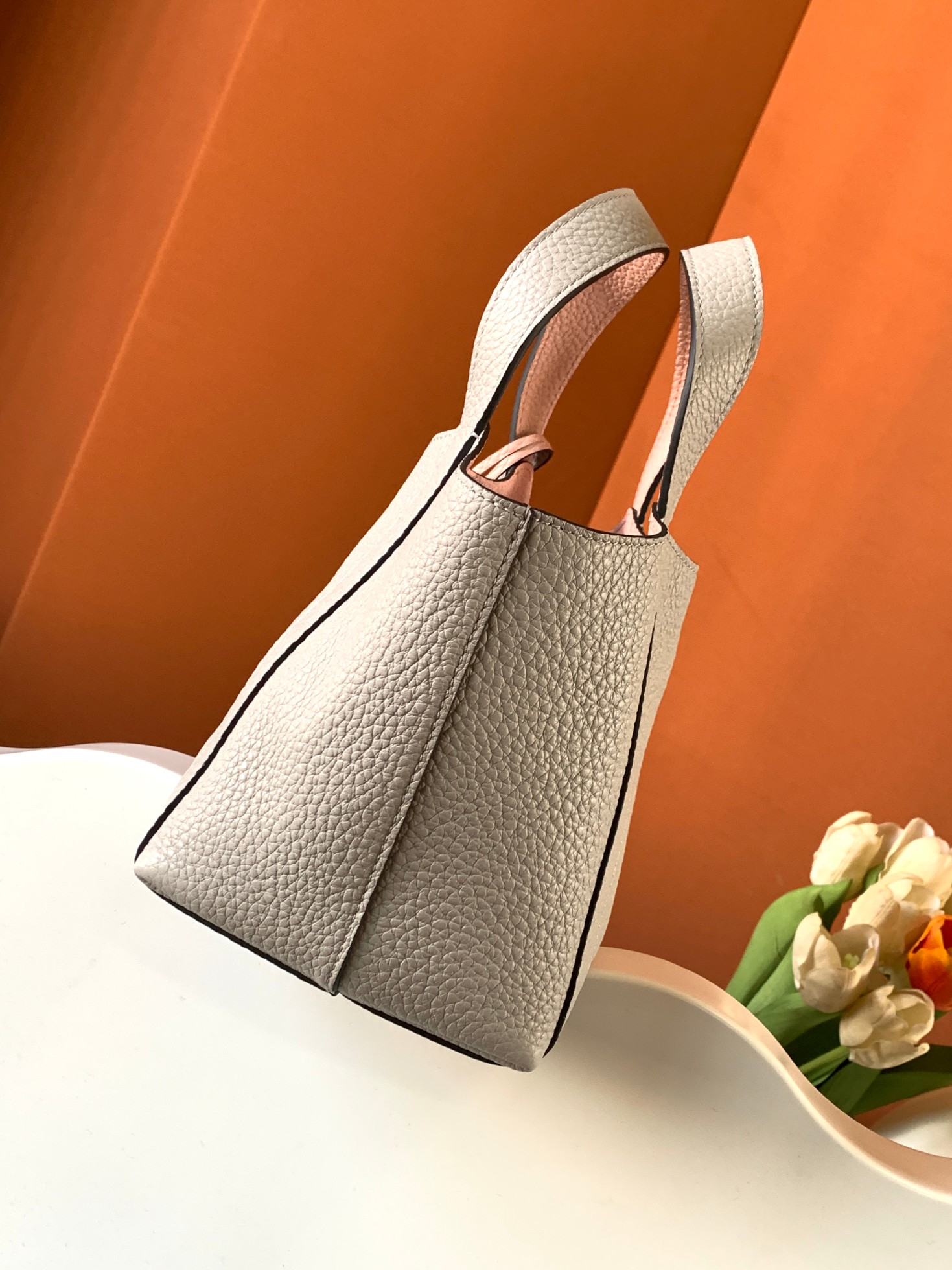 Goyard 的 Duo Tote 手袋缩小尺寸，轻巧随行。 MOYNAT 摩奈 菜篮子 编码：MY-010