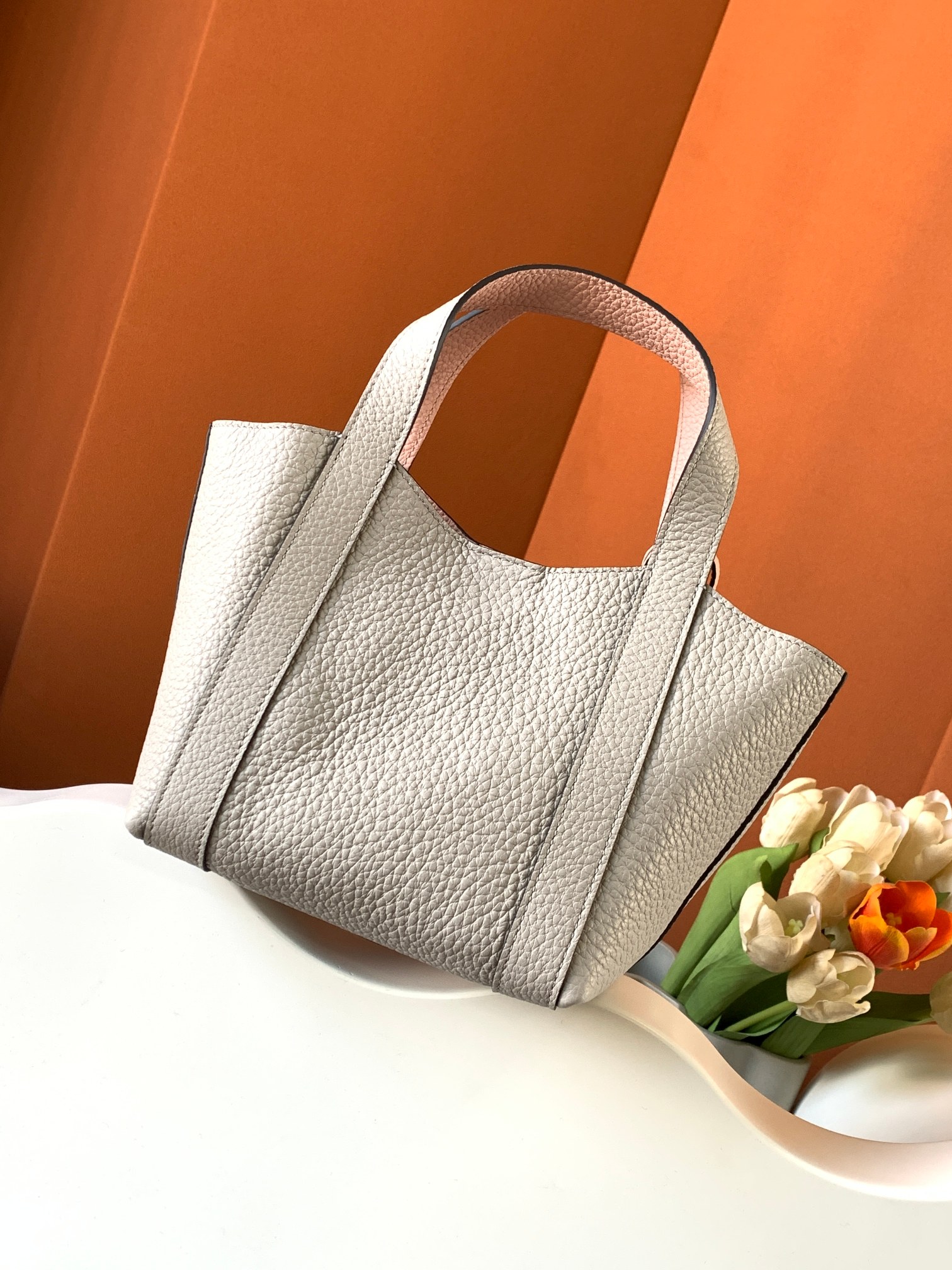 Goyard 的 Duo Tote 手袋缩小尺寸，轻巧随行。 MOYNAT 摩奈 菜篮子 编码：MY-010