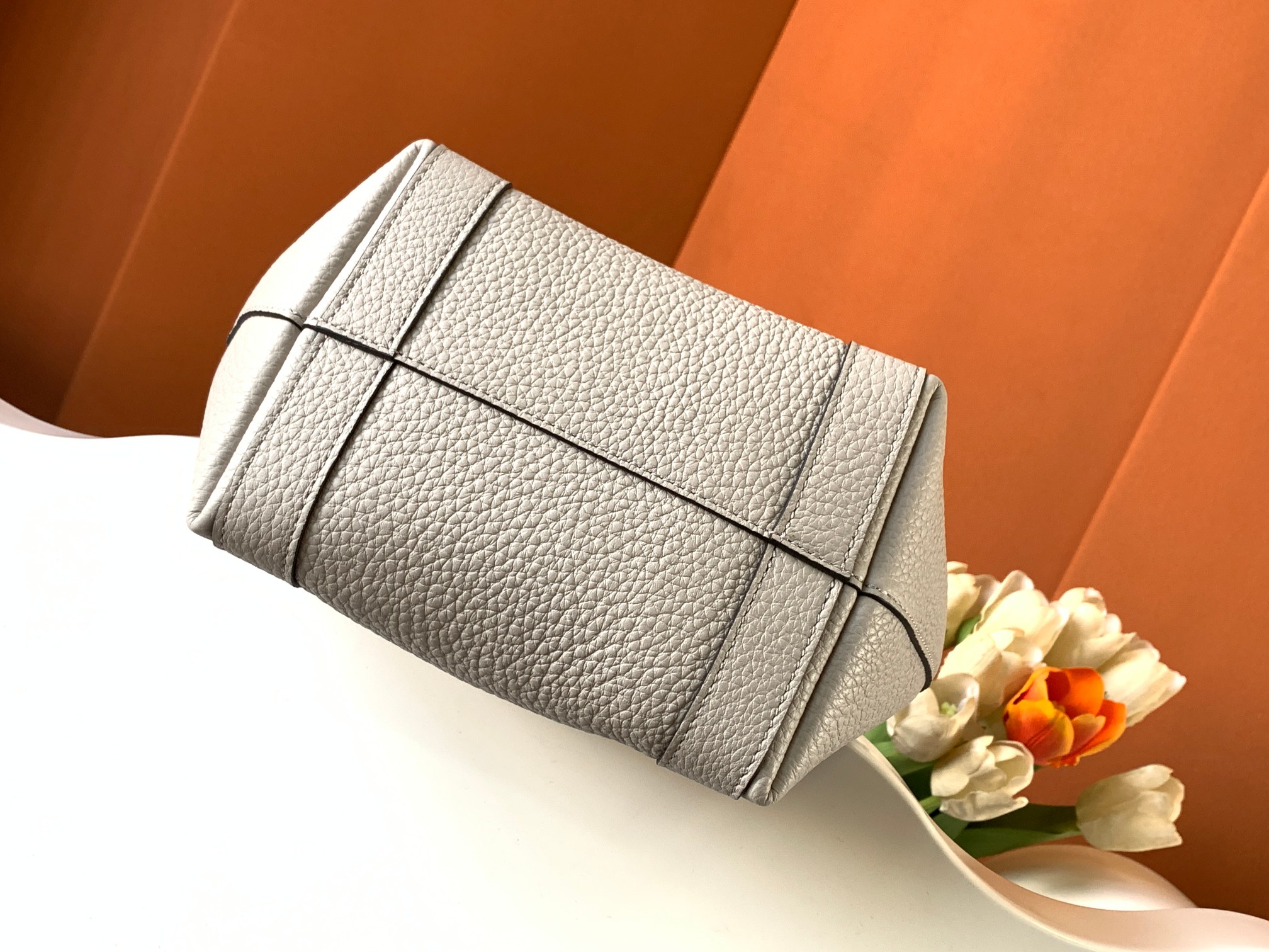 Goyard 的 Duo Tote 手袋缩小尺寸，轻巧随行。 MOYNAT 摩奈 菜篮子 编码：MY-010