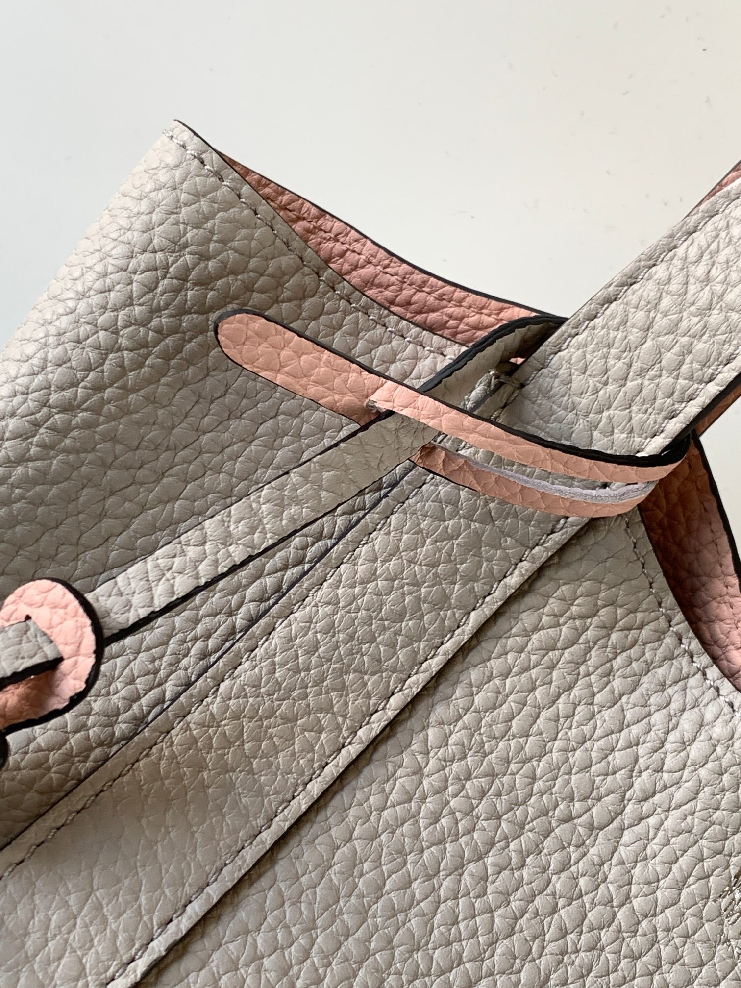 Goyard 的 Duo Tote 手袋缩小尺寸，轻巧随行。 MOYNAT 摩奈 菜篮子 编码：MY-010