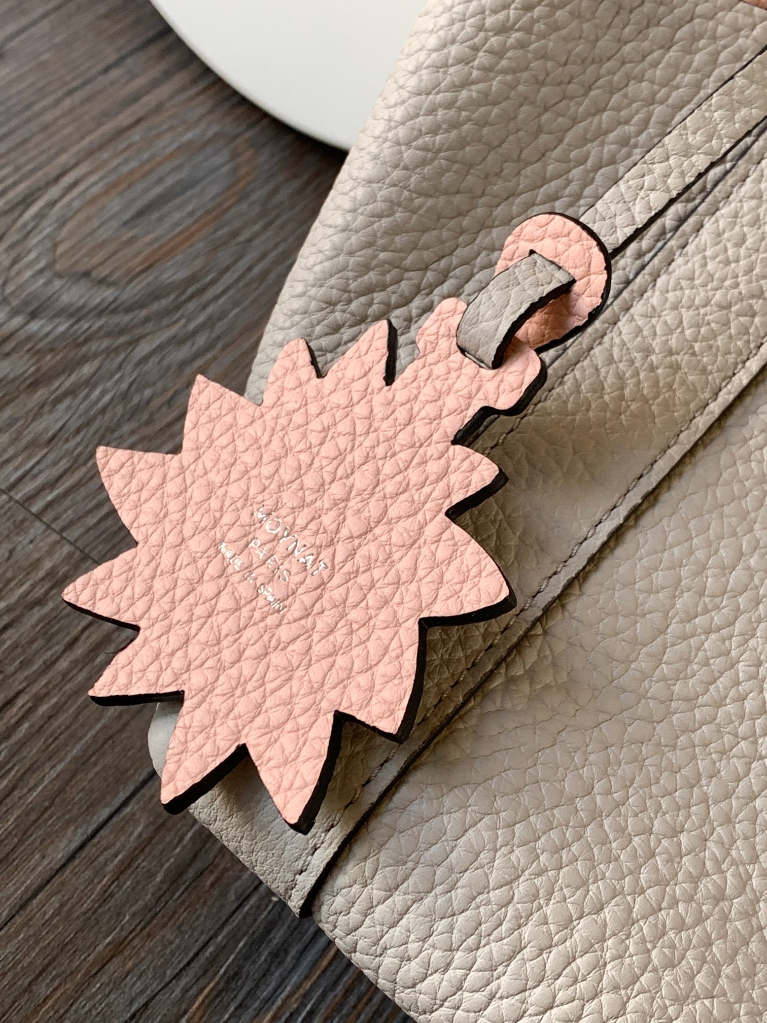 Goyard 的 Duo Tote 手袋缩小尺寸，轻巧随行。 MOYNAT 摩奈 菜篮子 编码：MY-010