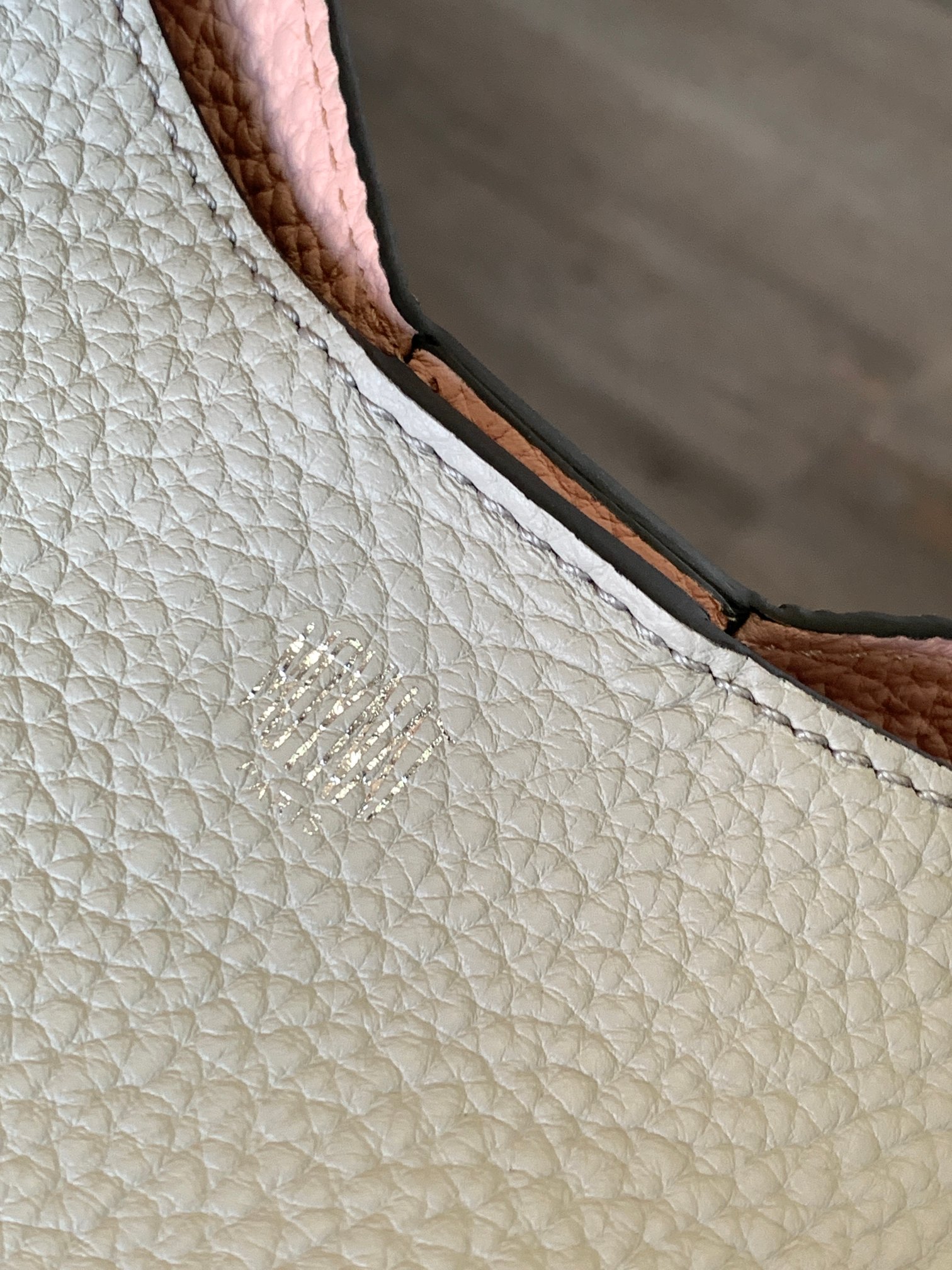 Goyard 的 Duo Tote 手袋缩小尺寸，轻巧随行。 MOYNAT 摩奈 菜篮子 编码：MY-010