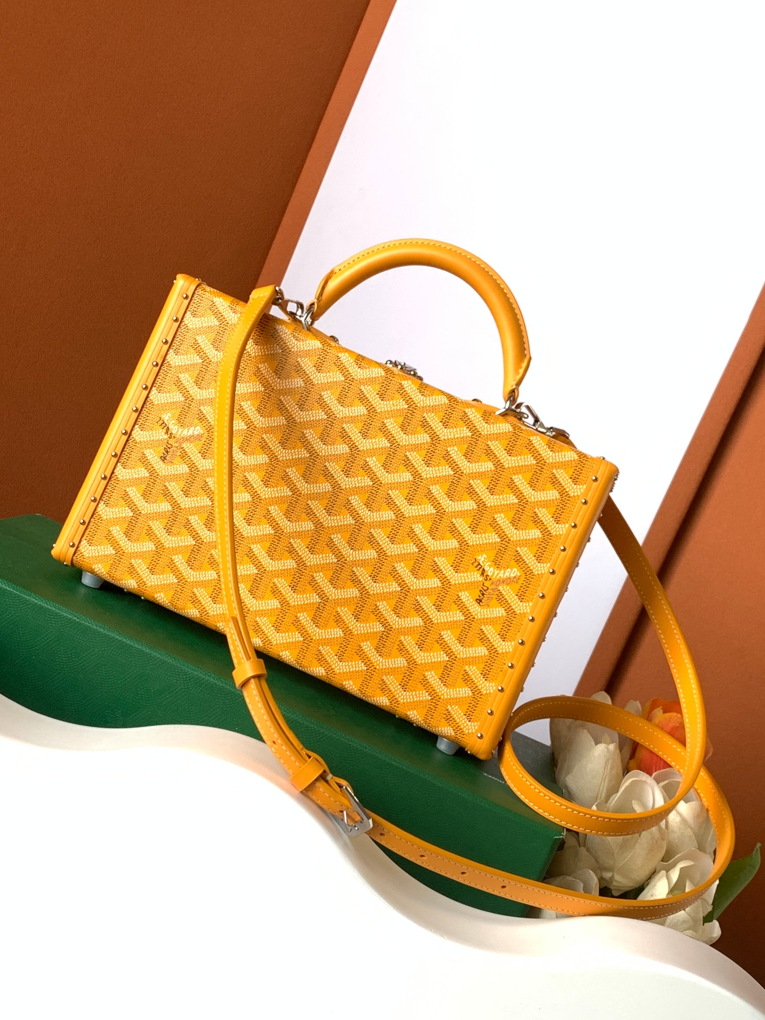 Goyard Grand Hôtel 盒子包表达了对 Goyard 之家珍视的制箱工艺的致敬