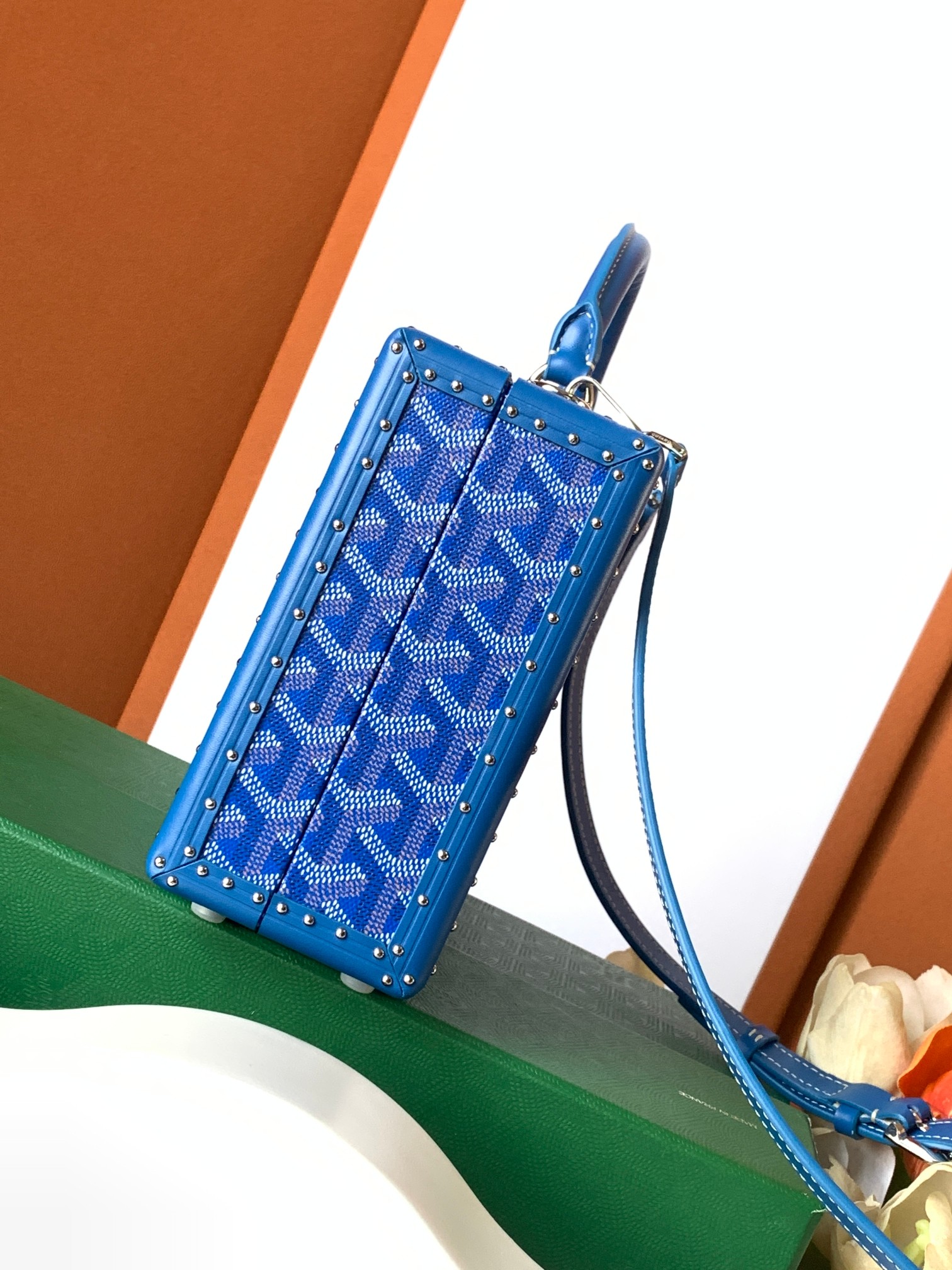 Goyard Grand Hôtel 盒子包表达了对 Goyard 之家珍视的制箱工艺的致敬