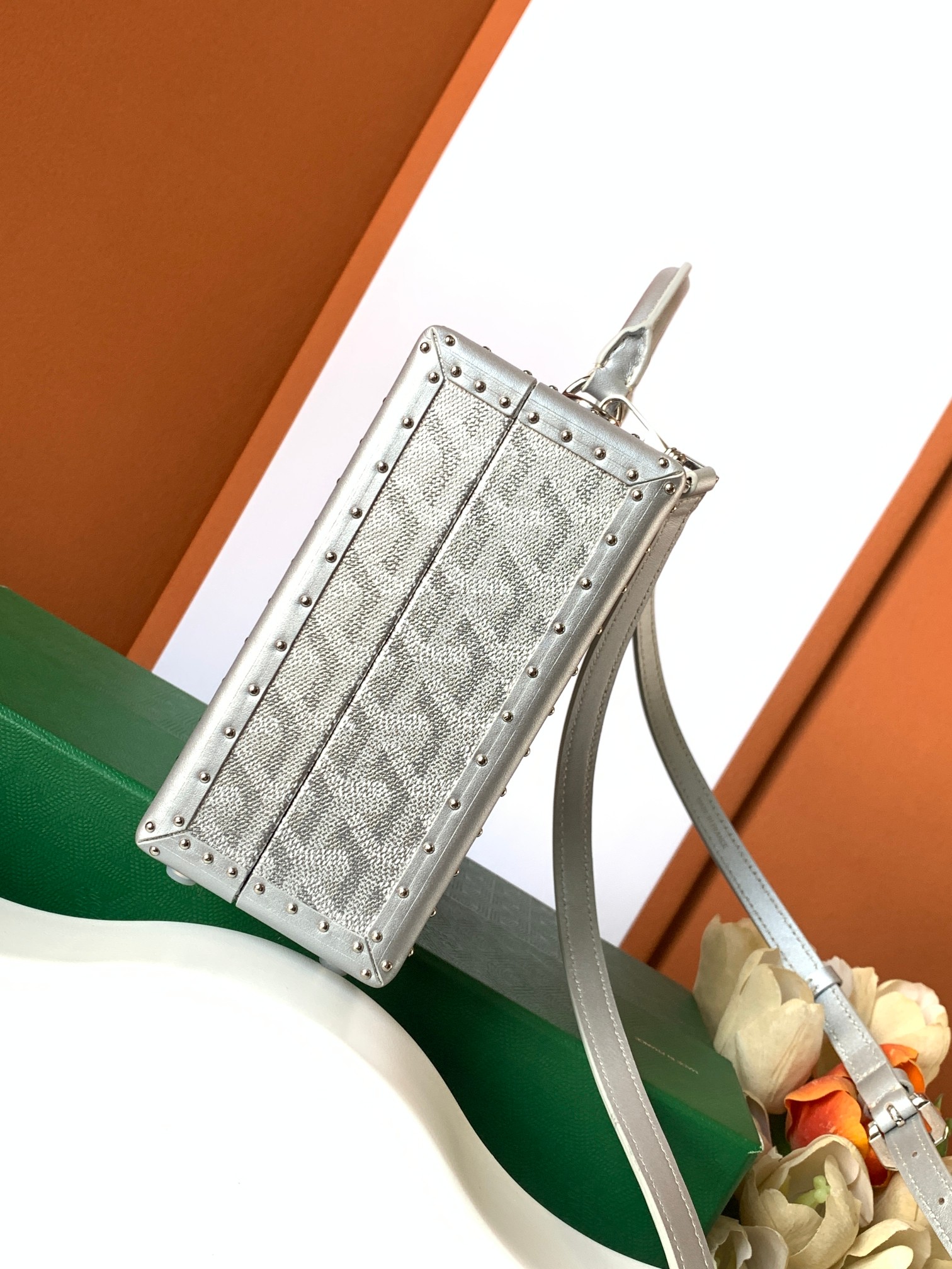 Goyard Grand Hôtel 盒子包表达了对 Goyard 之家珍视的制箱工艺的致敬